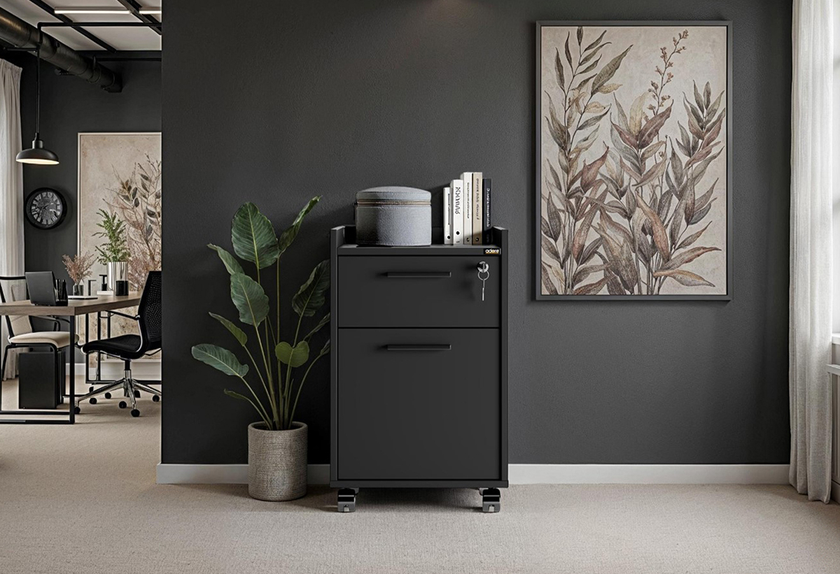 Απεικονίζεται η συρταριέρα γραφείου Diego σε ενα δωμάτιο συνεδριάσεων, δίπλα σε ένα φυτό.